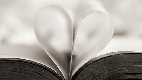 Herzsymbol aus Buchseiten – Liebe als Fundament unseres Handelns und Lebens