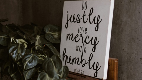 Schild mit vertrauensvollen Aufruf – Symbol für ehrliches Bitten mit Demut