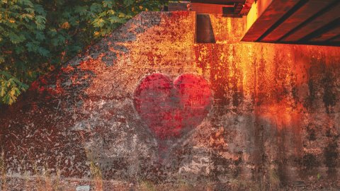 Mitgefühl - Sonne scheint auf Wand mit Herz