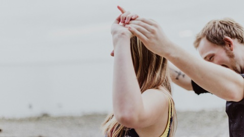 Symbolbild für Führen durch Dienen – eine Hand reicht einem anderen Menschen auf Augenhöhe