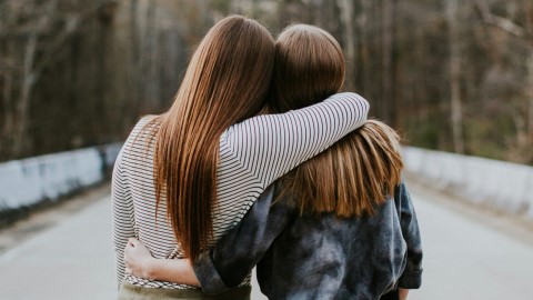 Naturweg bei Sonnenlicht – Symbol für Vertrauen und Achtsamkeit im Alltag